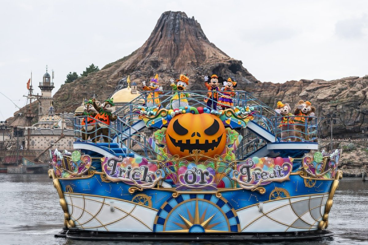 mayutyler's tweet photo. Disney fête déjà Halloween ? https://t.co/tIUAPFl2Dm