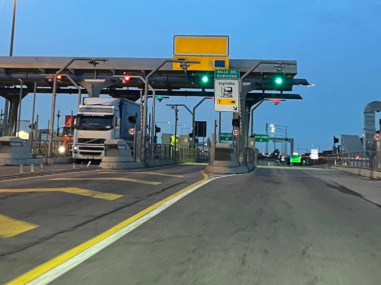 PLRubicone's tweet photo. #autostradaA14 🚧 Per lavori, chiusa al traffico la carreggiata nord tra i caselli di RIMINI NORD e VALLE DEL RUBICONE:
1) dalle 21 di martedì 14 luglio alle 5 di mercoledì 15 luglio 2026;
2) dalle 21 di giovedì 16 luglio alle 5 di venerdì 17 luglio 2026. https://t.co/qgOFFCYiU4
