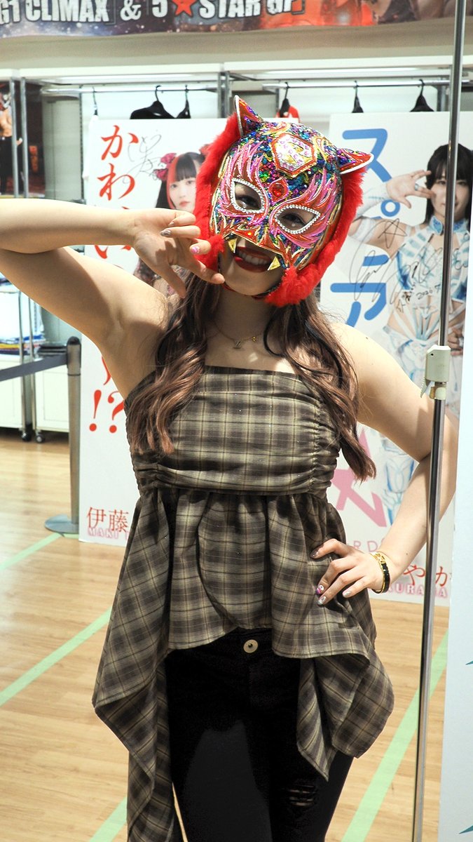 Panda_Puppet's tweet photo. #SLK スターライト・キッド選手🐯のサイン会終了後
展示パネルにサインを書いてからのフォトセッション📸 https://t.co/htqk6hyKAw