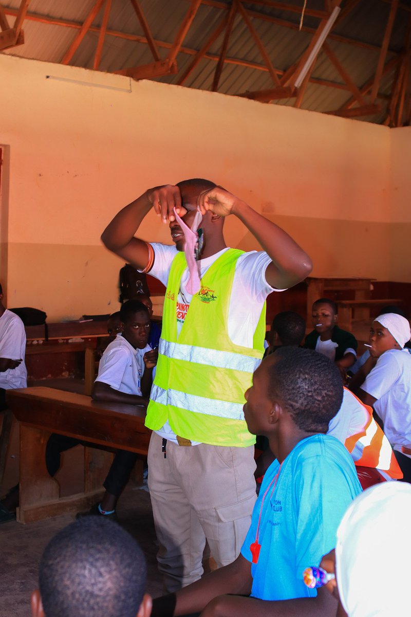 ArinaitweGeofr8's tweet photo. With skilling in making of reusable sanitary pads i believe i can change a life and my community.
I am empowering young people with reusable sanitary pad making skills to fight period poverty and plastic pollution one step at a time.
#EndPlasticPollution #ReusablePads #MHEM https://t.co/DdOHVJzBGA