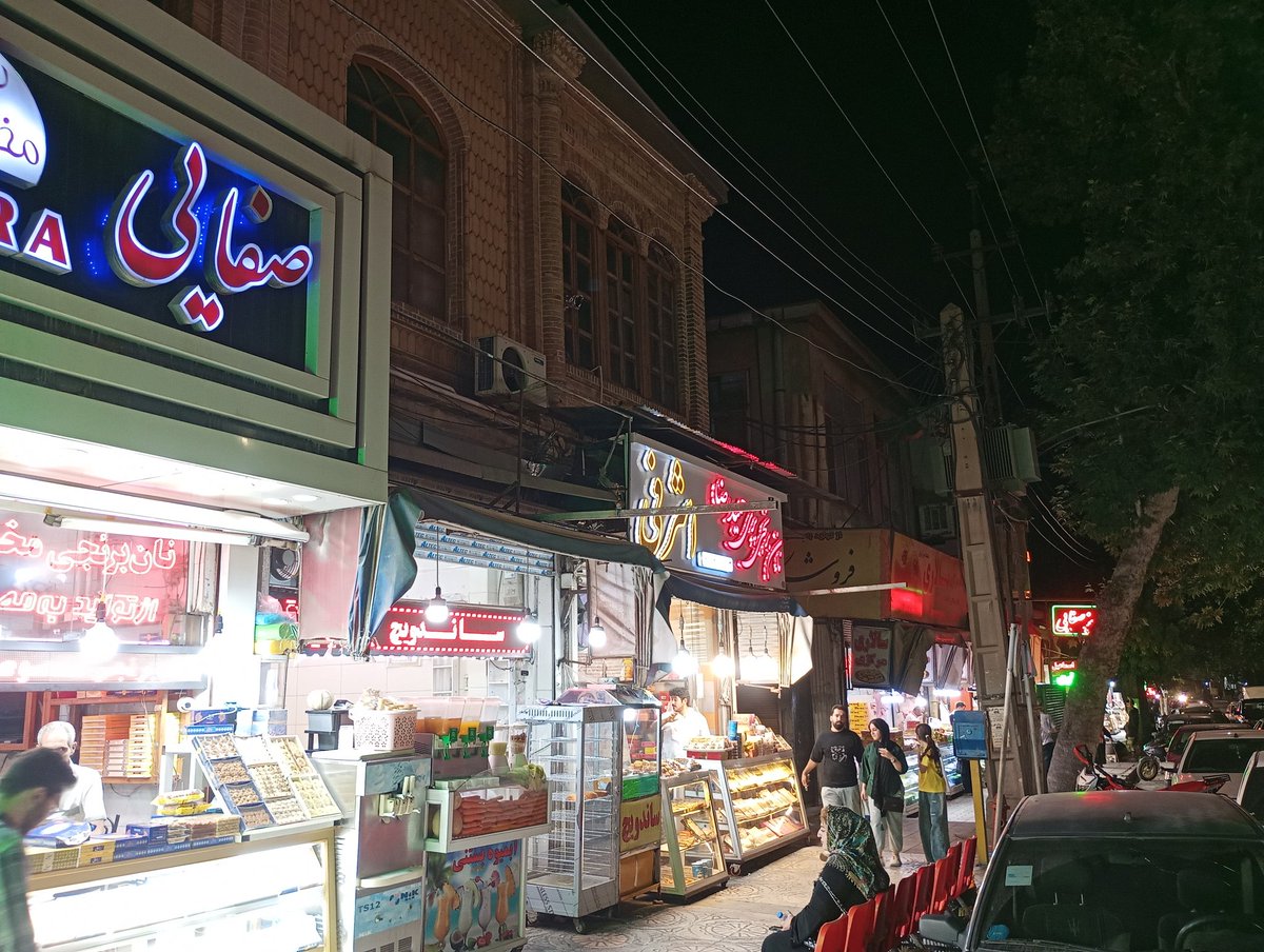 Behzad_Sedigh's tweet photo. راسته نون برنجی فروشی‌های کرمانشاه. هر چقدر بخوای می‌تونی برداری و تست کنی. اراده آهنی می‌خواد😄 https://t.co/FeNOQ29Ks1