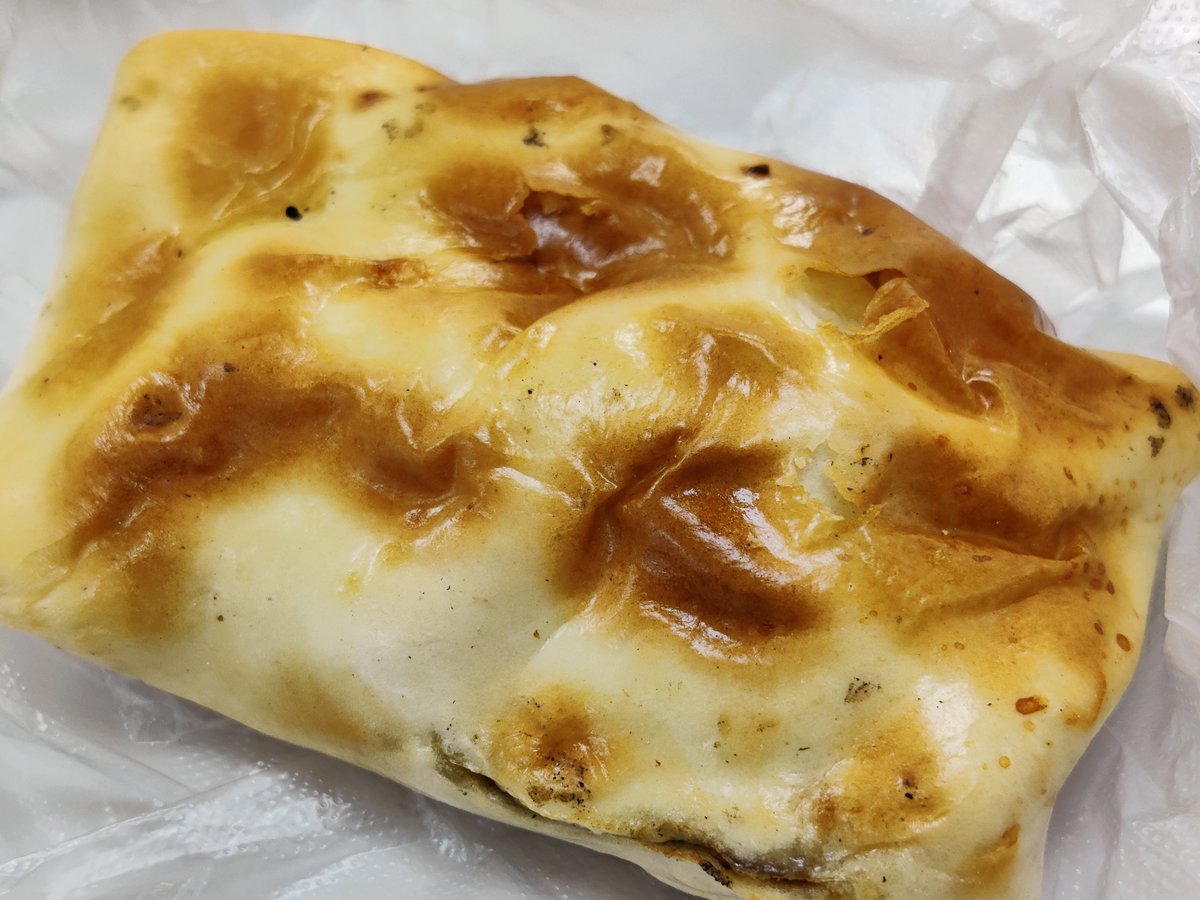 ihyeongbog52668's tweet photo. [Craving late-night street bites Hot crispy onion fritters from the cart by the subway hit different—warm, salty, perfect for a quick pick-me-up!]， https://t.co/DC0O6jdDcJ