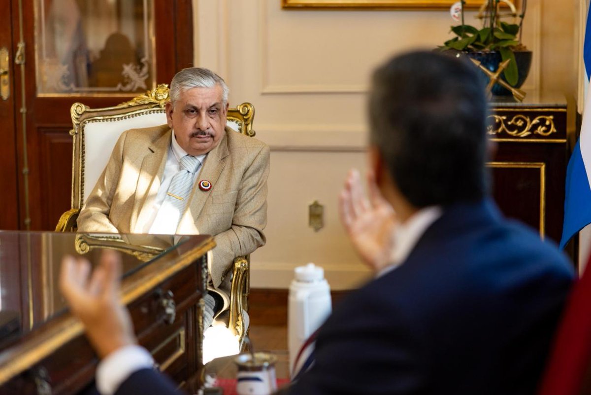 SantiPenap's tweet photo. Recibí al Dr. Isaías Fretes, titular del IPS, para conversar sobre la situación de la previsional. Abordamos cuestiones como la provisión de medicamentos, la agilización de los turnos y el ordenamiento de los procesos administrativos. Delineamos acciones enfocadas en nuestra prioridad: garantizar una mejor atención a los asegurados. El compromiso del Gobierno del Paraguay es firme con el bienestar de todos. 🇵🇾