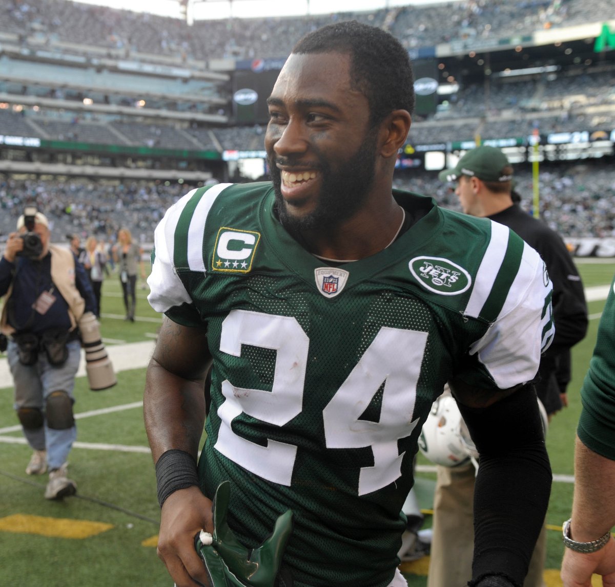 SleeperJets's tweet photo. New York Jets All-PFF Team (2006–2025)

Offense:

QB: Chad Pennington
HB: Breece Hall
WR: Garrett Wilson
WR: Laveranues Coles
Slot WR: Jerricho Cotchery
TE: Chris Baker
TE: Dustin Keller
LT: D’Brickashaw Ferguson
LG: Alijah Vera-Tucker
C: Nick Mangold
RG: Brandon Moore
RT: Damien Woody

Defense:

DL: Quinnen Williams
DL: Muhammad Wilkerson
NT: Sione Pouha
EDGE: Calvin Pace
EDGE: Sheldon Richardson
LB: David Harris
LB: C.J. Mosley
CB: Darrelle Revis
CB: Sauce Gardner
Slot CB: Brian Poole
S: Kerry Rhodes
S: Jamal Adams