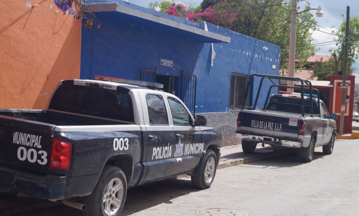 OSWALDORIOSM's tweet photo. 🚨Brutalidad policial en #VillaDeLaPaz, #SLP contra sacerdotes.

El padre Israel Salinas, párroco del municipio, fue golpeado junto a otros religiosos sin motivo alguno.

La Diócesis ya expresó su indignación y exigió castigo a los responsables. Golpear, someter y humillar a ciudadanos desde el poder nunca será autoridad: es autoritarismo. 

Si esto puede hacerse contra sacerdotes, puede hacerse contra cualquier ciudadano. #SLP merece instituciones que protejan, no que atropellen.

Todo el peso de la ley contra los agresores con patrulla.