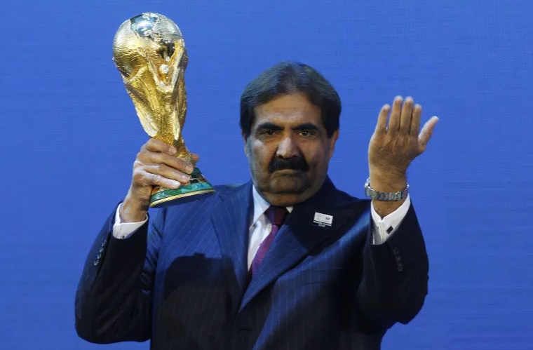 MarzouqAlajmi's tweet photo. ومضة |
هذه الصورة ستبقى لقطة خالدة في ذاكرتي ووجداني... لحظة اعلان فوز #قطر بتنظيم مونديال 2022.
صورة يظهر فيها المغفور له سمو الشيخ الأمير الوالد الشيخ #حمد_بن_خليفة_آل_ثاني، وهو يطلب بعزة وفخر وهيبة من الجميع النهوض تحيةً لدولة قطر... ولم لا؟ فقطر في عهده وعهد سمو الأمير الشيخ تميم بن حمد بن خليفة آل ثاني "تحدّت الجاذبية" وحلّقت في سماء المجد.
إلى جنة الخلد.
