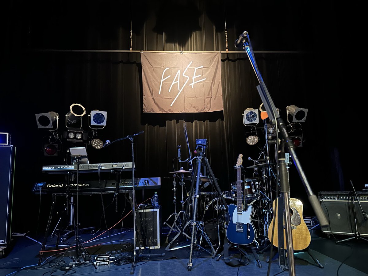 nycnori's tweet photo. 慶行さんのベースはカッコ良すぎで、hecoさんのピアノは美しく、Masakiさんは、とにかく素敵で、サイバーさんは、相変わらず面白かった。FASE bandがいい！

上京してもライブの頻度は変わらないと言ってたFASE さん。というか、増えた？先週も来てた？みんな、そんなFASE さんが大好きなんです
#FASE https://t.co/NLmyWgepkh