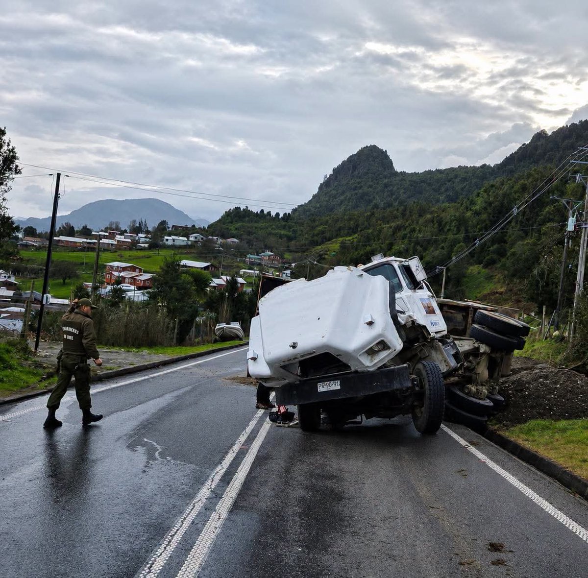 Damian_Chile's tweet photo. #PuertoMontt 🔴 

Volcamiento de camión en el kilómetro 39 de la Carretera Austral, sector Chaicas. 

Bomberos de Carretera Austral trabaja en derrame de combustible.

@Ernoticiasal https://t.co/sByzpbiOJ6
