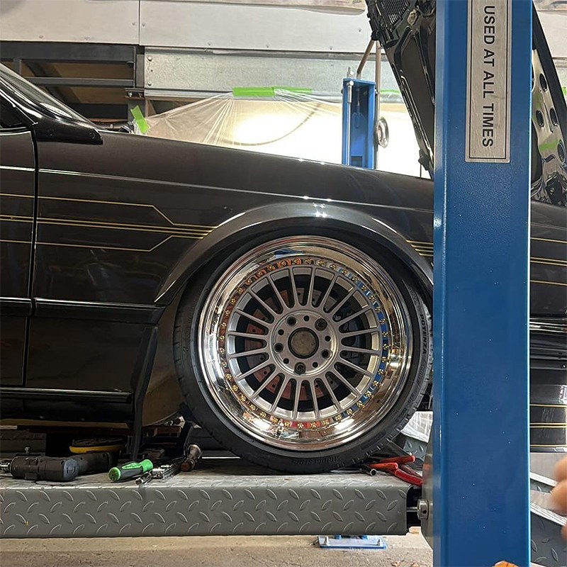 BushTyres's tweet photo. Our good friends at #SRAutobodies have been working on a super rare #BMW #Alpina which they've modified by fitting air suspension & then stepped lip Alpina wheels with a staggered set of #Bridgestone #PotenzaSport tyres. #bushtyres #bmwalpina #highperformacetyres #cartyres https://t.co/ZGdlbHdyTK