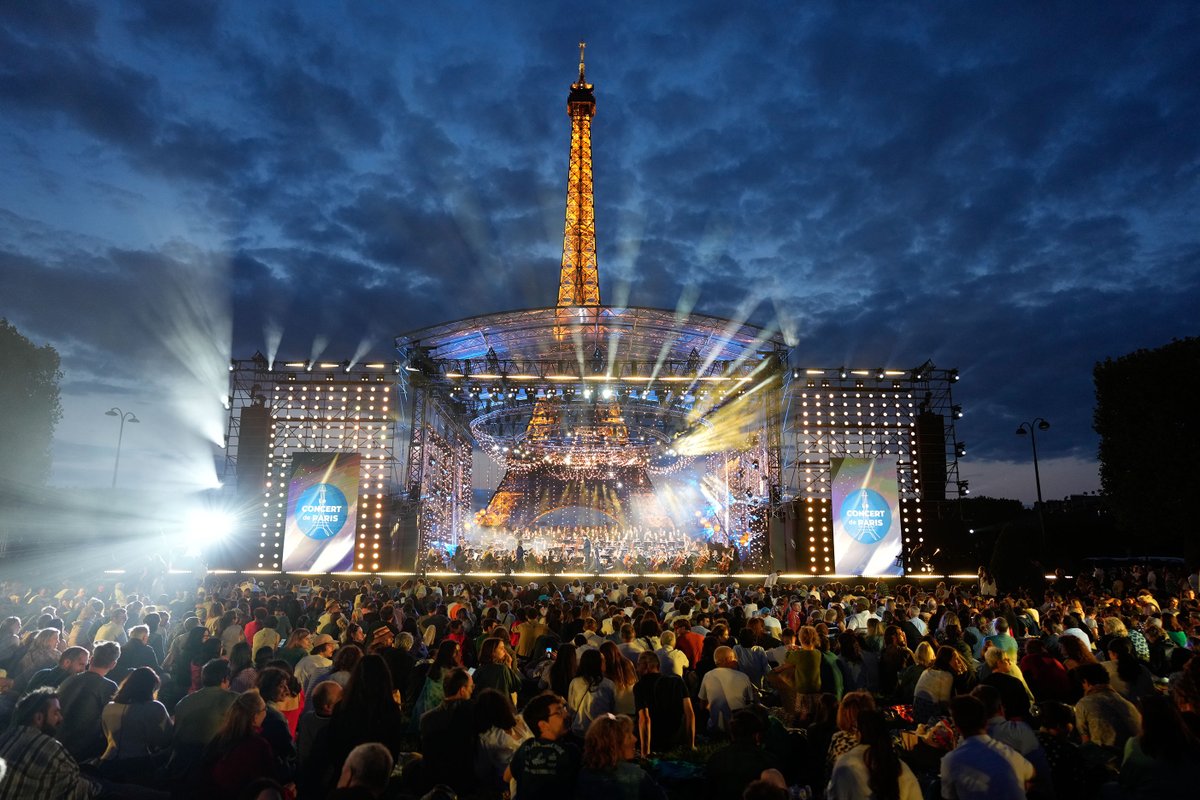 radiofrance's tweet photo. 🎶 Ce soir, vivez l’un des plus grands rendez-vous de la musique classique au monde !

Au pied de la tour Eiffel, l’Orchestre @nationaldefce, le @ChoeurRF et la @MaitriseRF, accompagnés de prestigieux solistes internationaux, vous donnent rendez-vous pour une 14ᵉ édition exceptionnelle du @ConcertdeParis.

👉En direct à 21h10 sur @franceinter et sur @FranceTV
(Le concert débutera à 21h45)