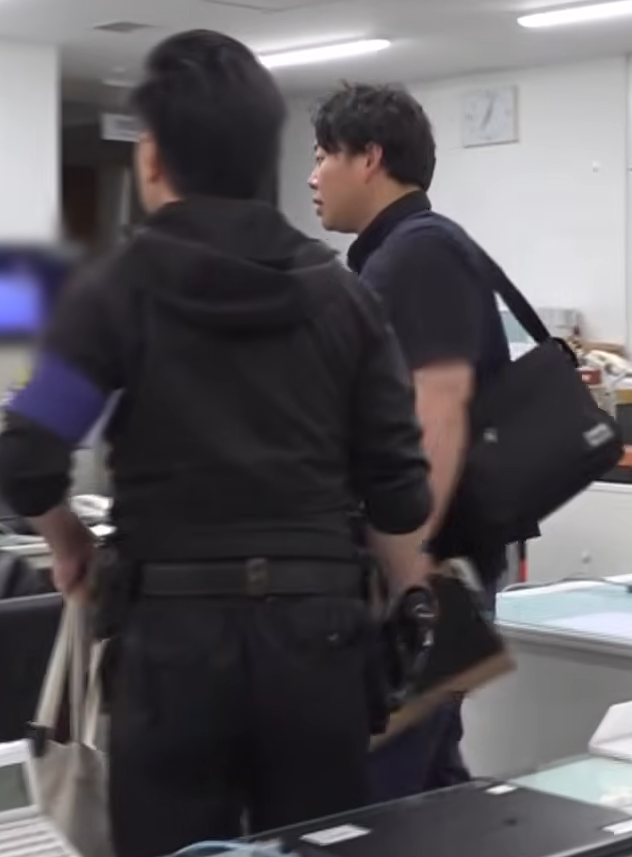 yuruhuwa_kdenpa's tweet photo. 私服警官って拳銃・腕章とか携行してなくても警官ってわかるの何でなんだろうか

ジッと見てると一般通行人に対して動線が変というか何というか

当直勤務の私服警官　神奈川県警鎌倉署に密着　街に溶け込み事件捜査【詳細版】【グッド！モーニング】(2026年7月13日) 
https://t.co/mronUDTmOK https://t.co/K0q4ZitXl6