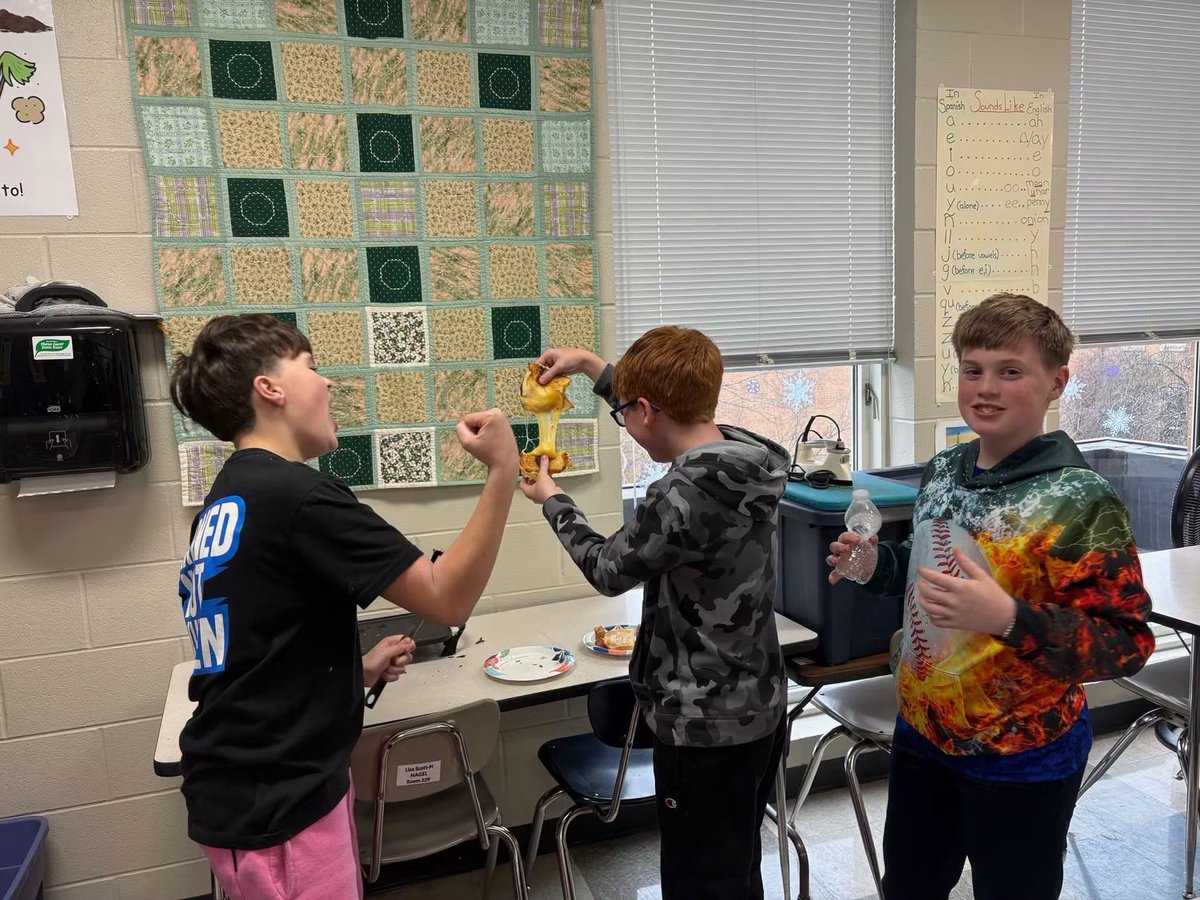fhfeorg's tweet photo. Did you know the Forest Hills Foundation supports Nagel's After School Clubs? These clubs are more than just activities. They give students space to explore who they are and who they want to become. 

Some clubs: Magnified Giving (learning about philanthropy), Robotics Club, 🧵 https://t.co/3T8k78qcuR
