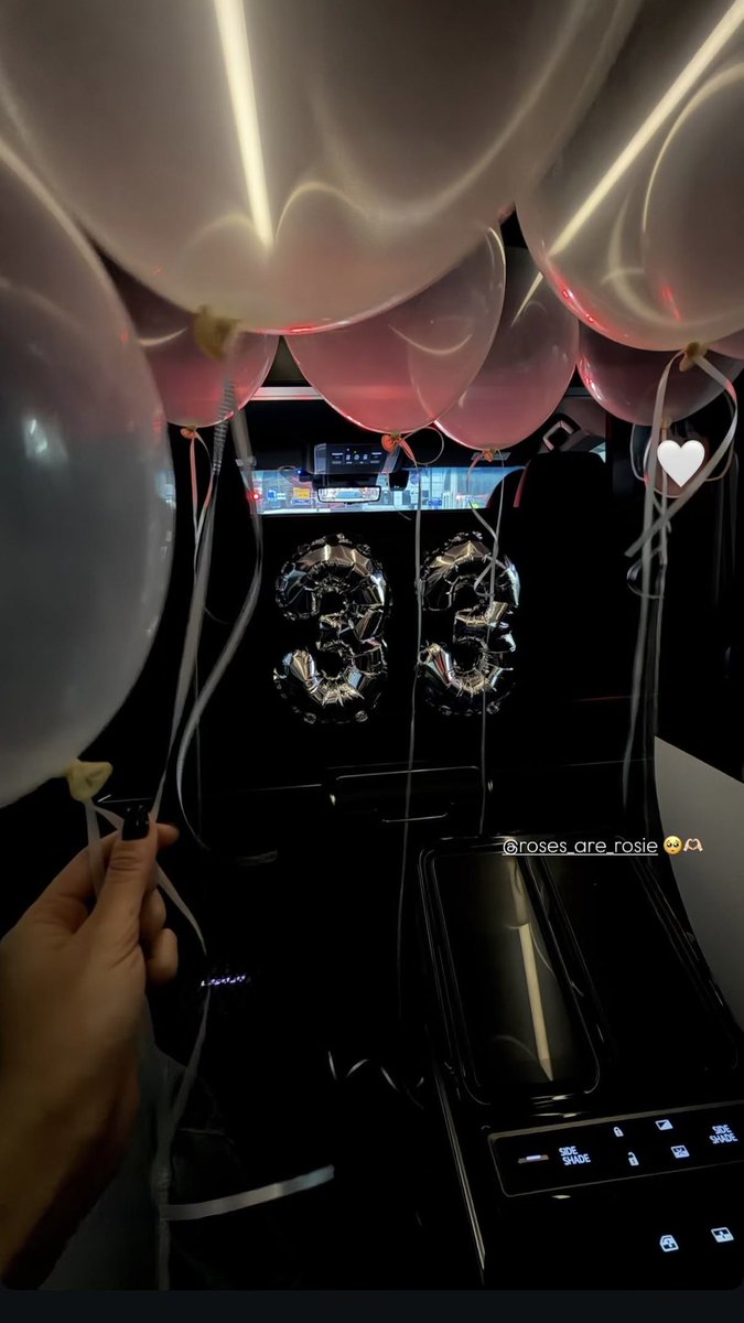liliac_lavage's tweet photo. Alice really tried to protect baby Rosé's face with a heart sticker, only for Rosé to roll down the window 😭 https://t.co/kekZBf8wSc