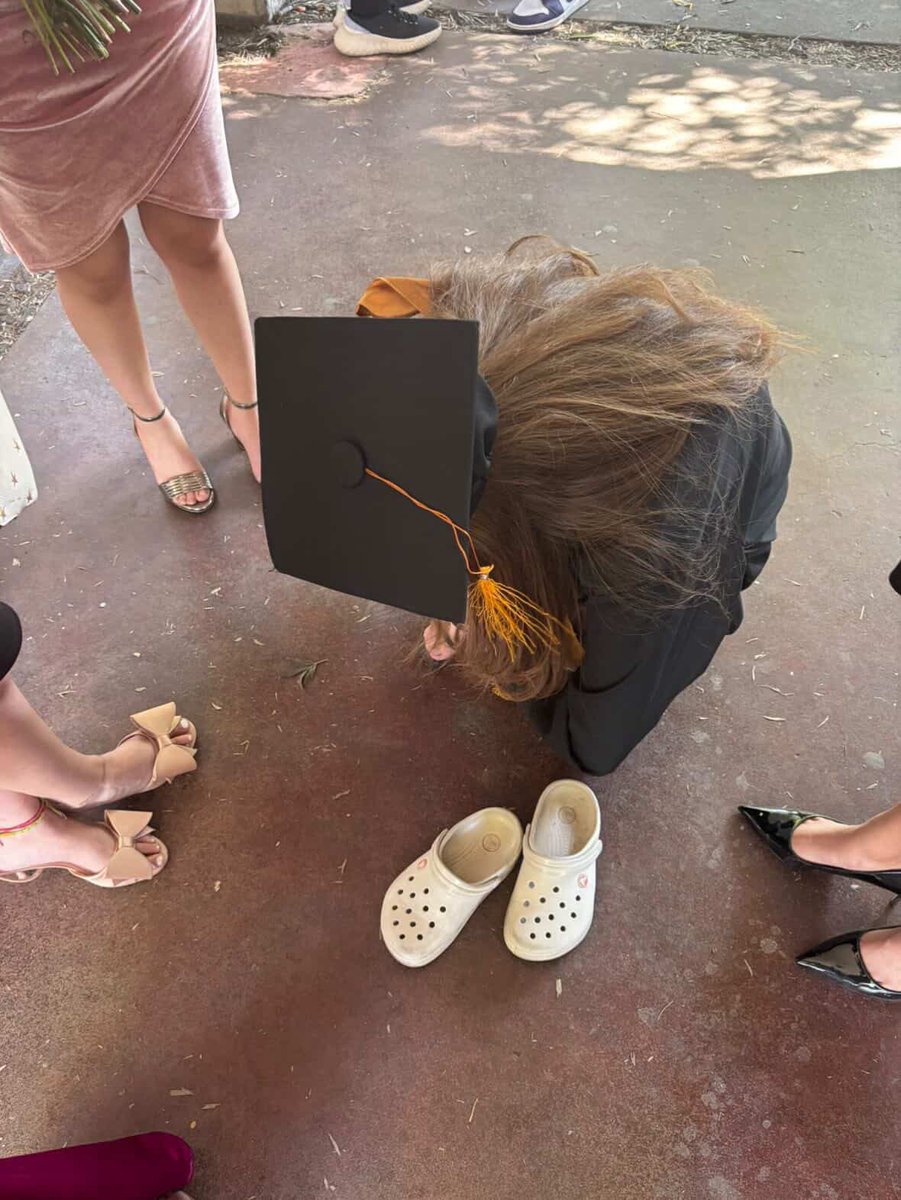 AlondraParraaa's tweet photo. Me fui en crocs a mi toma de fotografía y qué? https://t.co/XGcb6WcAAp