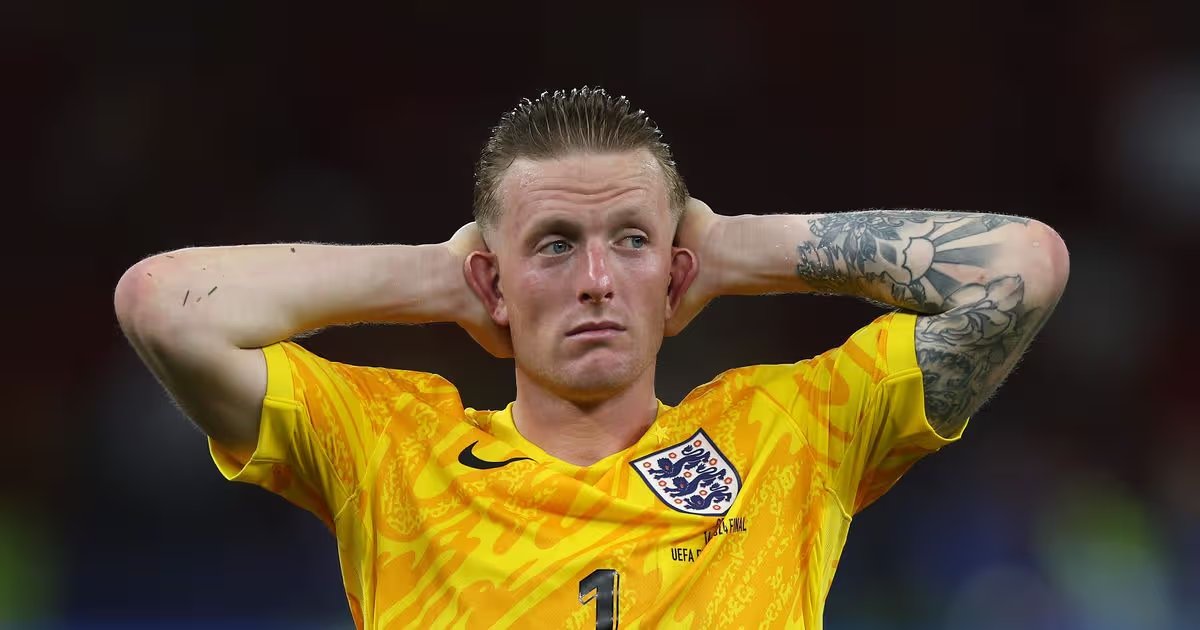 FutbolConAstros's tweet photo. Hay que probar a Pickford el miércoles.

Remates de media distancia, centros cerrados, córners y mucha presión sobre las segundas pelotas.

Astrológicamente aparece muy exigido. Urano está en cuadratura casi exacta a su Saturno natal, mientras que el Sol del partido se opone a su Neptuno y Urano. Estabilidad alterada, lectura dudosa de las trayectorias y riesgo de una salida o reacción fuera del libreto. Chances de blooper. 

El Nodo Norte activa su Marte y Saturno natales. Puede responder con una gran atajada, pero su configuración también lo expone mucho a una situación decisiva no deseada. Podría darnos un penal por mal timing en la salida. 

Hay que patear, patear, patear, buscar el rebote y obligarlo a decidir. 

Messi, Julián y Lautaro muy atentos para buscar el rebote. 

Momentos de mayor tensión astrológica para él (hora Argentina): 17:11 a 17:16, 17:28 (peor momento) y 17:40 (gran confusión). Esta ventana de 17:28 a 17:40 Argentina debería patear de todos lados, posibilidad de muchas dudas y errores.