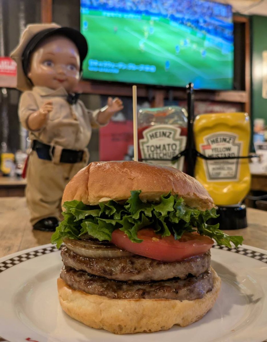 vvd_shimokita's tweet photo. 当店ではなんと‼️
🏠DAZNのサッカーワールドカップを放送しています⚽️
観戦のお供はハンバーガー🍔

⭐ご希望があれば観たい試合に切り替える事もできますので、是非お声がけください‼️

##villagevanguarddiner
#下北沢
#ハンバーガー
#FIFAワールドカップ
#DAZN https://t.co/vyTNyelkV8