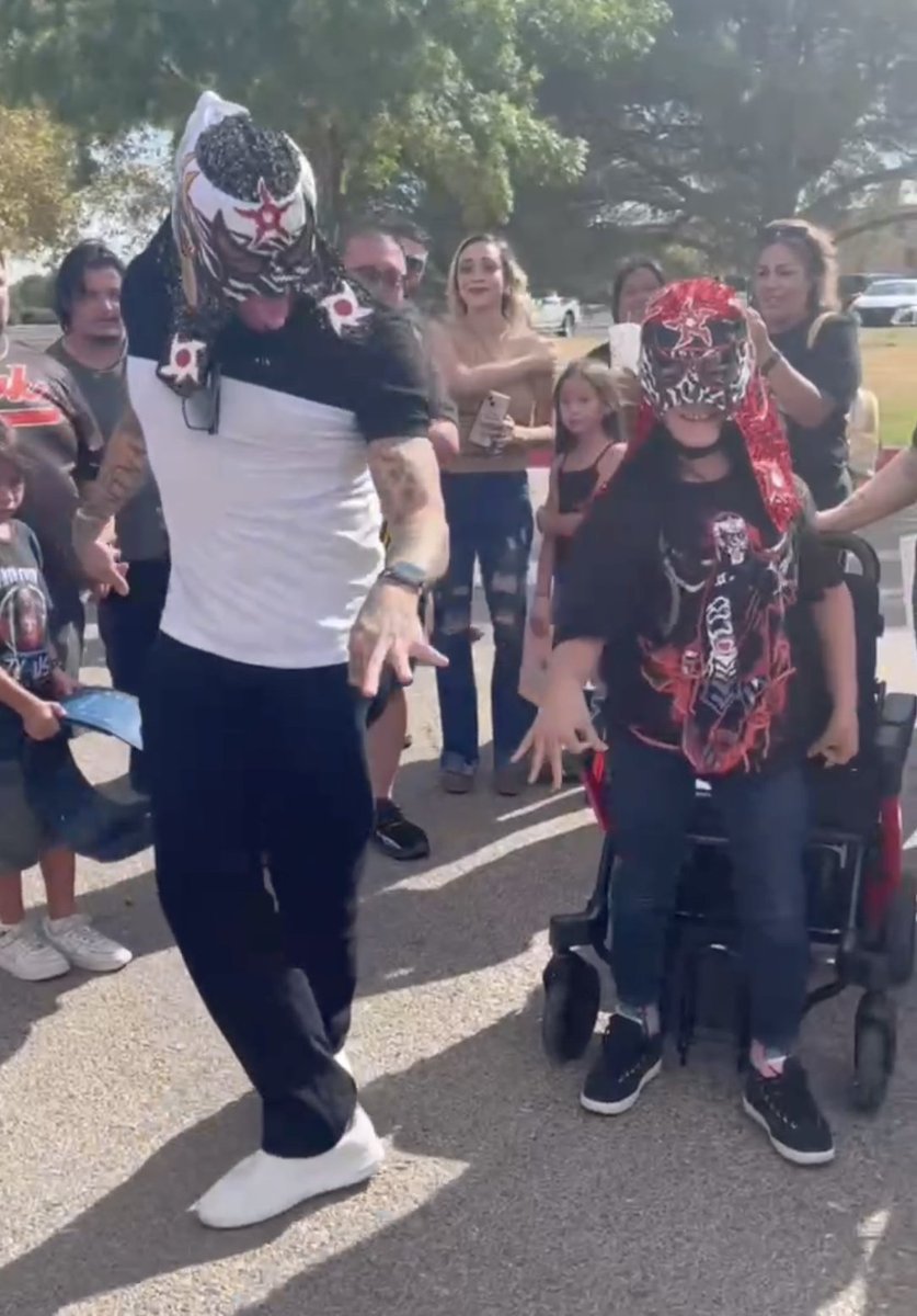 MANIACLUBWWE's tweet photo. Tori got to meet her inspiration! @PENTAELZEROM is pure class. She even got to show off her strut

Taking the time to imact the lives of kids can make all the difference in the world 🙏 🖤 

A surreal moment that her family won't forget

#CeroMiedo #Penta https://t.co/lxfCyhZXXy