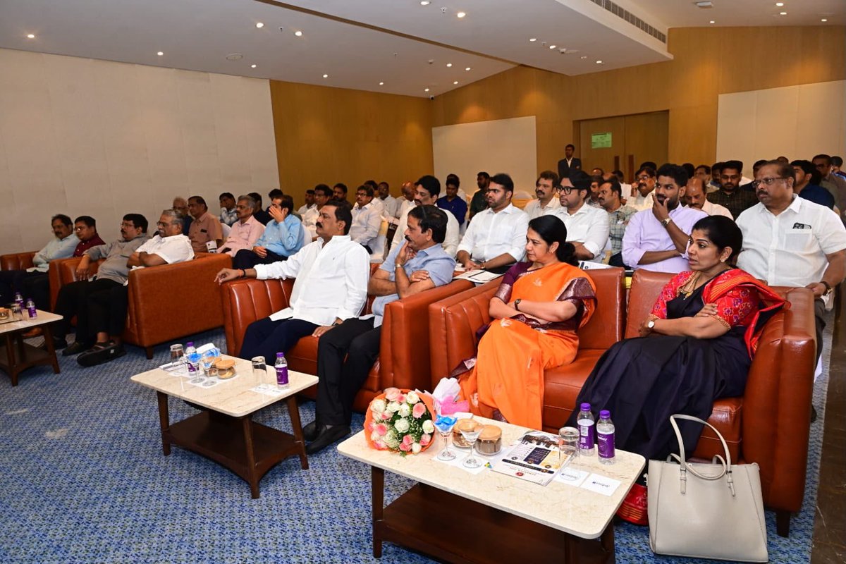 Ushapeddisetti's tweet photo. సమాఖ్య ఛాంబర్ ఆఫ్ కామర్స్ ఆధ్వర్యంలో జరిగిన గ్లోబల్ మీట్ కి సంబంధించిన పోస్టర్ ఆవిష్కరణ కార్యక్రమంలో పాల్గొనడం జరిగింది. https://t.co/r08vuLTw7B