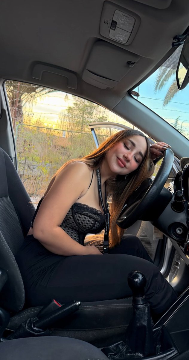 ofvaleriabelen's tweet photo. ¿Subirás al auto conmigo? https://t.co/Q8f0LtVl3O