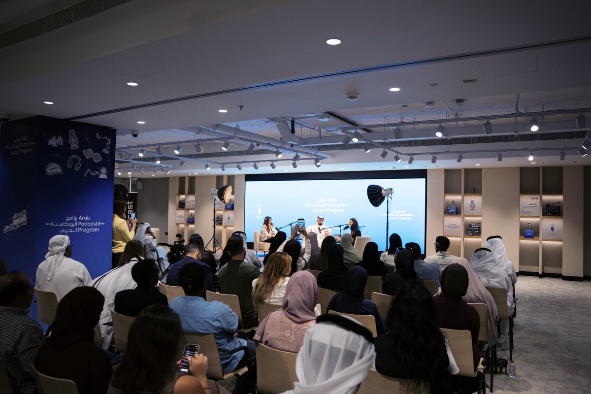 DXBMediaOffice's tweet photo. نادي دبي للصحافة يطلق أعمال النسخة الثالثة من "برنامج البودكاست العربي"، بمشاركة نخبة من المؤسسات الإعلامية وصنّاع المحتوى الصوتي والخبراء المتخصصين، على مدار ثلاثة أسابيع. وتشمل هذه النسخة من البرنامج جلسات تدريبية مكثفة تجمع بين المعرفة النظرية والتطبيقات العملية، ويتم خلالها التطرّق إلى شتى العناصر المرتبطة بمختلف مراحل صناعة البودكاست، بِدءاً من تطوير الفكرة وتحديد الجمهور، وصولاً إلى الإنتاج والنشر والتسويق.