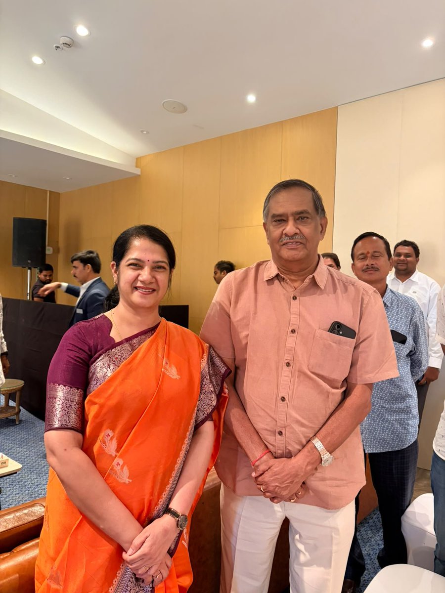 Ushapeddisetti's tweet photo. సమాఖ్య ఛాంబర్ ఆఫ్ కామర్స్ ఆధ్వర్యంలో జరిగిన గ్లోబల్ మీట్ కి సంబంధించిన పోస్టర్ ఆవిష్కరణ కార్యక్రమంలో పాల్గొనడం జరిగింది. https://t.co/r08vuLTw7B