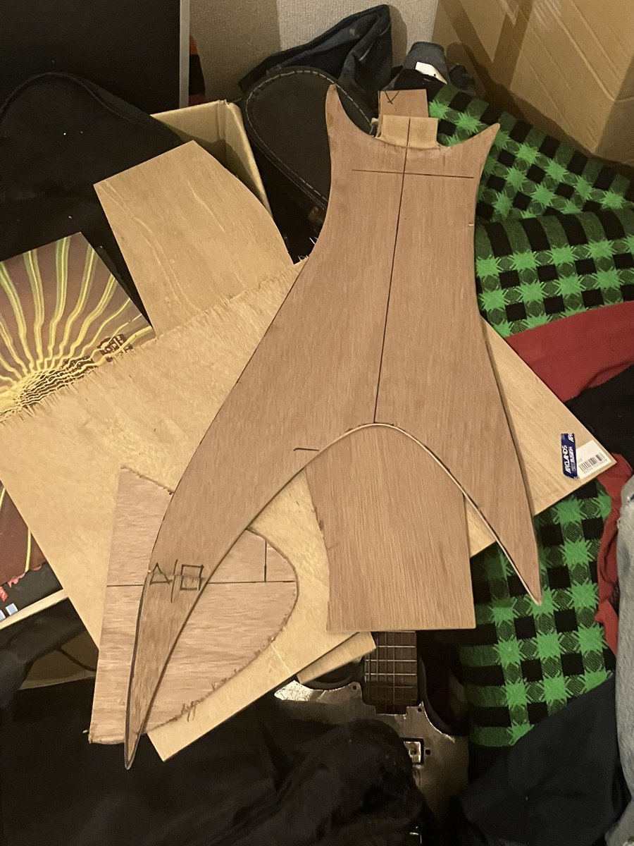 arata3osg's tweet photo. ギターの型板が出来た
加工中に木のささくれが爪の間とかに刺さりまくって痛かった
あとザグリ用の型板作ったら木材カットに入れる、たぶん https://t.co/SZcPRBOvef