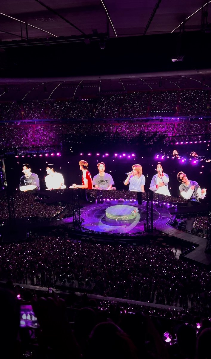 callmeonte's tweet photo. Giiirl wake up we won!!! (2018'deki küçük Tuti'ye ithafen) dünya gözüyle hem bangtanı gördük hem louder than bombs'u dinledik 😫😭💜 https://t.co/pihZ5N2PlK