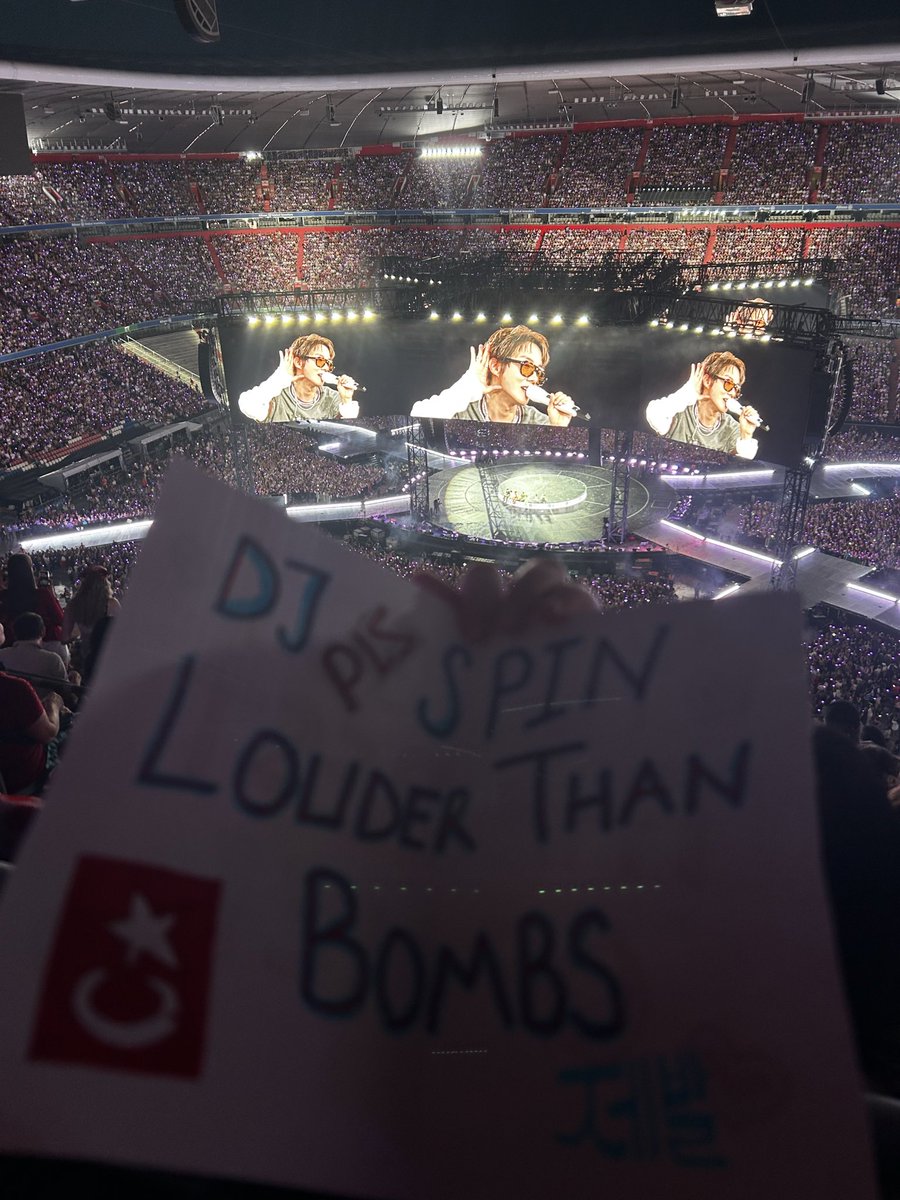 callmeonte's tweet photo. Giiirl wake up we won!!! (2018'deki küçük Tuti'ye ithafen) dünya gözüyle hem bangtanı gördük hem louder than bombs'u dinledik 😫😭💜 https://t.co/pihZ5N2PlK