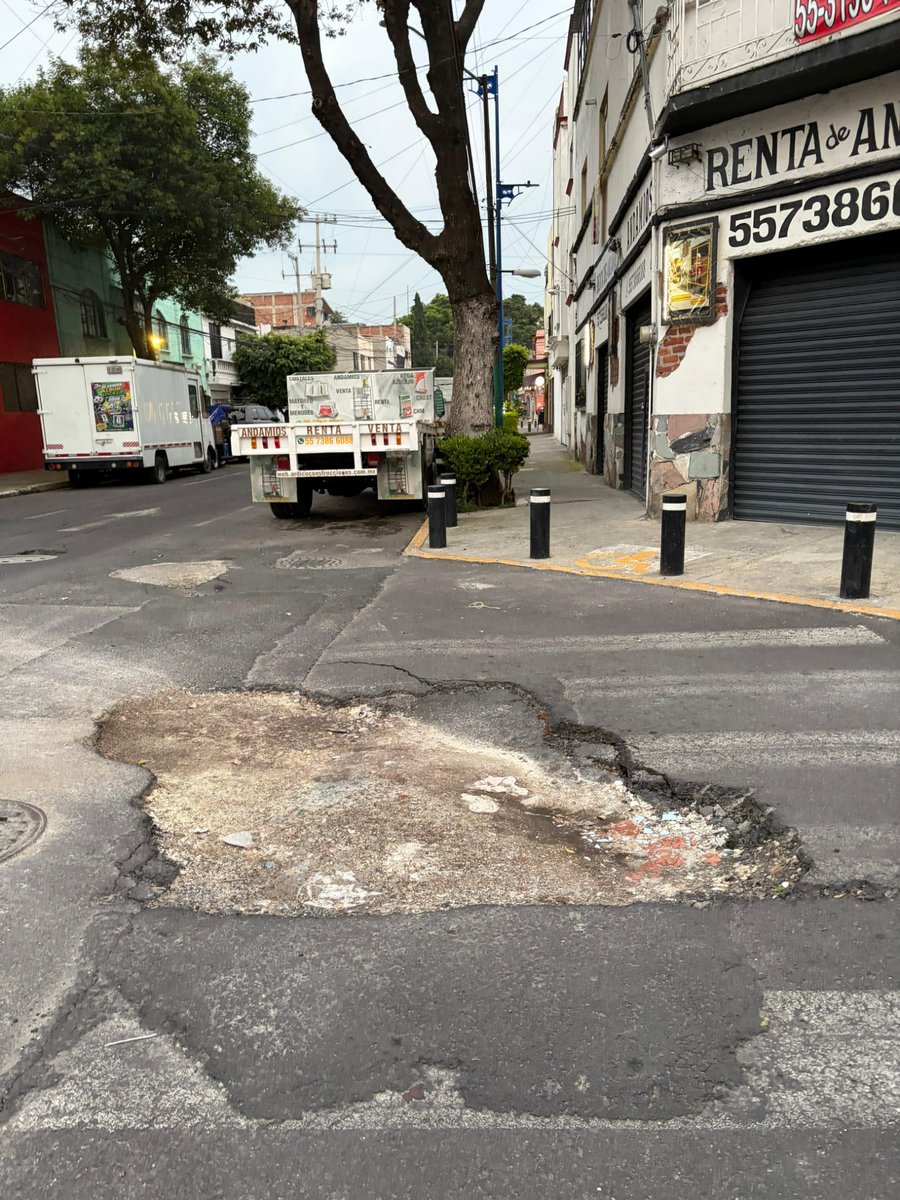 claudia_norona's tweet photo. Esperando como siempre su gentil ayuda @LuisMendozaBJ ese bache lleva más de un mes sin ninguna respuesta los vecinos de la colonia Nativitas pedimos su ATENCIÓN  esquina de calle Luisa y Elvira a una cuadra de Tlapan @BJAlcaldia #baches #bachescdmx https://t.co/gY7nzAi3KY