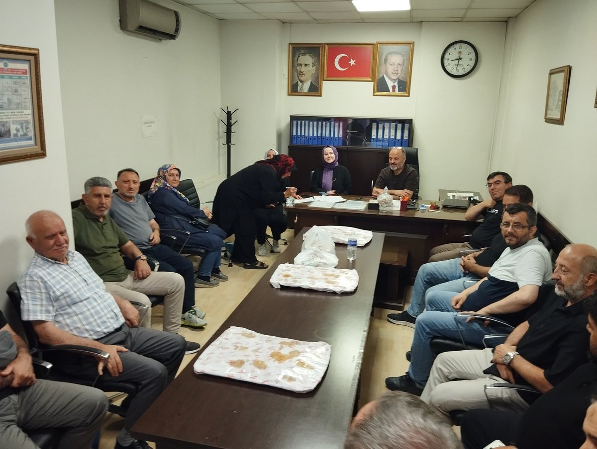 gulaayyy's tweet photo. 📍Fevzi Çakmak Mahallemizde, Mahalle Başkanımız Murat Yulafcı'nın başkanlığında olağan haftalık mahalle toplantımızı gerçekleştirdik.
Mahallemizin ihtiyaçlarını, vatandaşlarımızın taleplerini ve önümüzdeki dönem çalışmalarımızı istişare ederek değerlendirmelerde bulunduk. 

Birlik ve beraberlik içinde mahallemiz için çalışmaya, hemşehrilerimize hizmet etmeye devam edeceğiz.
Rabbim birlik ve beraberliğimizi daim eylesin...