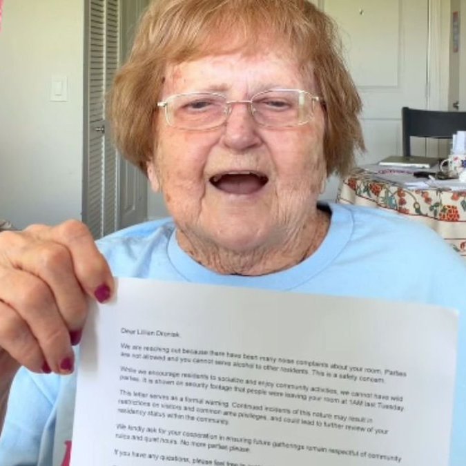 Cultination1's tweet photo. 🇺🇸🤯ELLE REÇOIT UN AVIS D’EXPULSION POUR AVOIR ORGANISÉ DES SOIRÉES ALCOOLISÉES EN MAISON DE RETRAITE.

Lillian Droniak, 96 ans, s’est mise en COLÈRE après avoir reçu un avertissement d’expulsion dans sa maison de retraite du Connecticut. 

La RAISON ? Elle organisait des fêtes toute la nuit avec de l’alcool pour les résidents. « Je paie 12 000 $ par mois, laissez-moi faire la fête ! » a-t-elle déclaré.
(TF1 info)