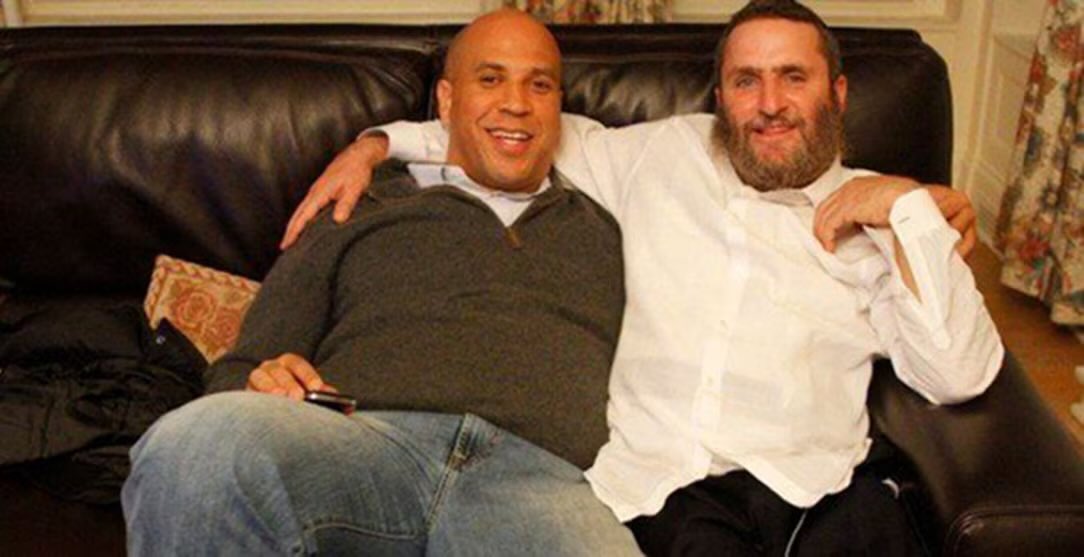 JGold530's tweet photo. There are many signs that @CoryBooker is a massive piece of shit. https://t.co/1quaFN7sQV