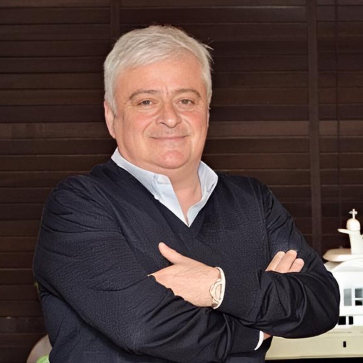 sorgutvcomm's tweet photo. Nevşin Mengü:

▪️"Haluk Levent ,iş insanı Hüseyin Başaran kızını uçak kazasında kaybettiğinden, konudaki hassasiyetini kullanmış."

▪️"İmkanı olmayan ve kimsesiz kız öğrenciler için yurt yaptırmak istediğini söylemiş. Hüseyin  Başaran yardımcı olmak istemiş. Tüm işlemlerle vekalet verdiği Feyyaz Akgün ilgilenmiş."

▪️"Haluk Levent ve ekibi Hüseyin Başaran'ın vekalet verdiği Feyyaz Akgün'ü, aldıkları taşınmazların parasını AB ve ABD'den gelen fonlarla ödeyecekleri konusunda ikna etmişler."

▪️"Bu taşınmazla üzerimize geçmediği müddetçe fonları alamıyoruz diyerek, daireleri, tarlaları bedelini ödemeden üzerlerine yaptırmışlar."

▪️"Taşınmazlar Levent'in asistanı, Yeliz Kaya'nın üzerine yapılmış. Yeliz Kaya üç gün sonra başka bir şahsa devretmiş."

▪️"Gerçekten tuhaf olaylar. Konuşulanlar inanılmaz meblağlar."