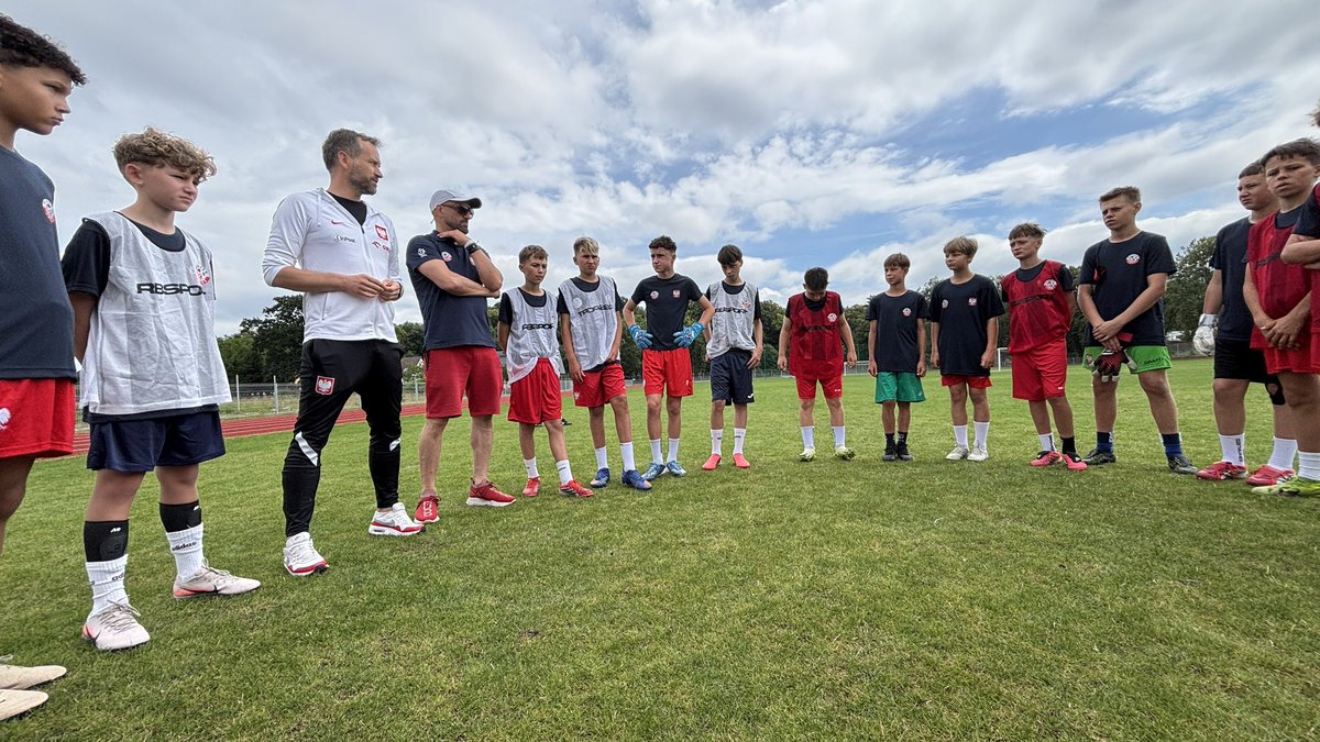 OdkaPolska's tweet photo. Trwa letnie zgrupowanie Reprezentacji Słodka POLSKA!
Ponad 50 zawodników z #CT1 trenuje pod okiem naszej kadry. Miłym wyróżnieniem były odwiedziny Dyrektora Sportowego @pzpn_pl Marcina Dorny oraz trenera Młodzieżówek Reprezentacji 🇵🇱 #U-17 Rafała Lasockiego.
#SweetPOLAND https://t.co/HoFHm8o2F1