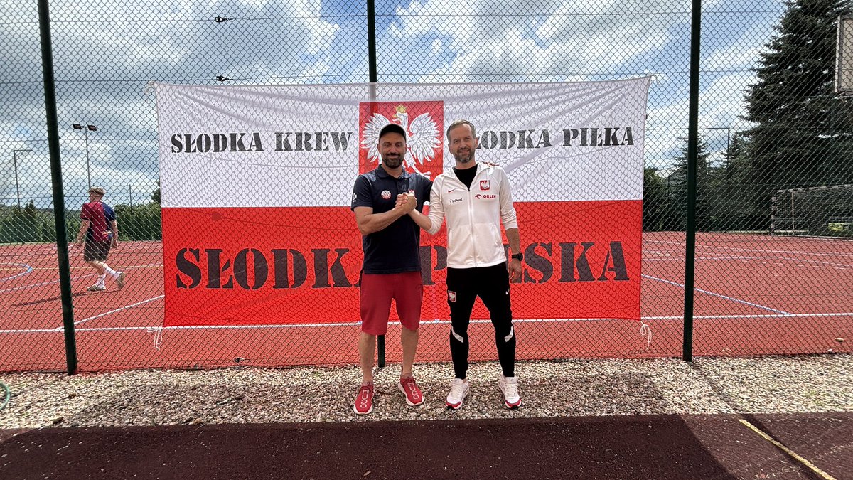 OdkaPolska's tweet photo. Trwa letnie zgrupowanie Reprezentacji Słodka POLSKA!
Ponad 50 zawodników z #CT1 trenuje pod okiem naszej kadry. Miłym wyróżnieniem były odwiedziny Dyrektora Sportowego @pzpn_pl Marcina Dorny oraz trenera Młodzieżówek Reprezentacji 🇵🇱 #U-17 Rafała Lasockiego.
#SweetPOLAND https://t.co/HoFHm8o2F1