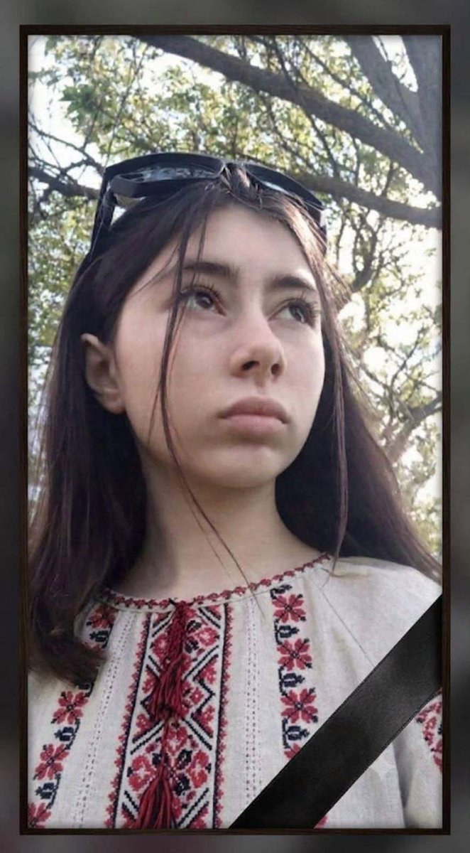pogrebeckij's tweet photo. Херсон💔 Школярка Олександра Марецька була вбита сьогодні російським авіаударом із застосуванням керованої авіабомби…

Щирі співчуття рідним…

ℹ️Дівчинка навчалась у 9 класі Херсонського наукового ліцею, на сторінці якого і повідомили про трагедію:

“В один момент ворог знищив цілий світ: її мрії, плани, майбутнє, яке мало бути щасливим і мирним. Сашенька була душею класу, золотою зіркою, вірною подругою, щирою та завжди готовою прийти на допомогу дівчинкою. Її посмішка та тепло назавжди залишаться в нашій пам’яті. Немає таких слів, які могли б зараз загоїти цю рану».

1 липня 2026 року в Херсоні через удар російського дрона по автобусу була вбита 
випускниця цього ж ліцею 18-річна Світлана Пєшик.