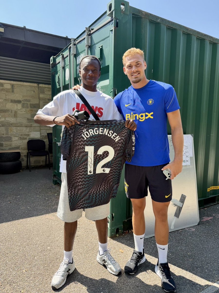 AllezLesLions's tweet photo. 📸 Nicolas Ndoumbe avec Filip Jörgensen, gardien de Chelsea FC. 🤝

Le gardien danois a offert son maillot et une paire de gants au portier international U16 du Cameroun. 🧤👕🇨🇲 https://t.co/PUYYYOLxfz