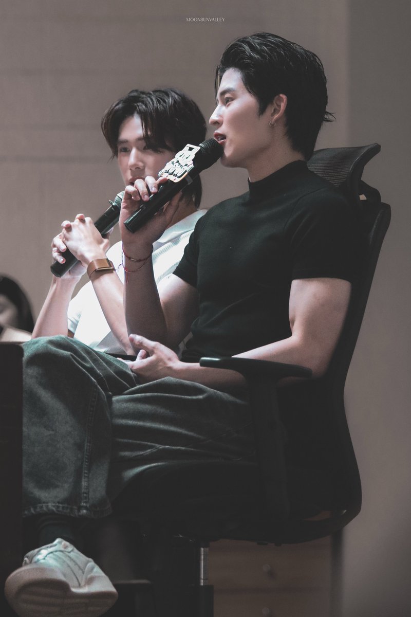 moonsunvalley's tweet photo. —size difference is 𝐢𝐧𝐬𝐚𝐧𝐞.

: just 𝟱𝙘𝙢.

#ppnaravit ; #phuwintang 
#PeachAndMeSeriesLive https://t.co/Jqhrl5Zdy2