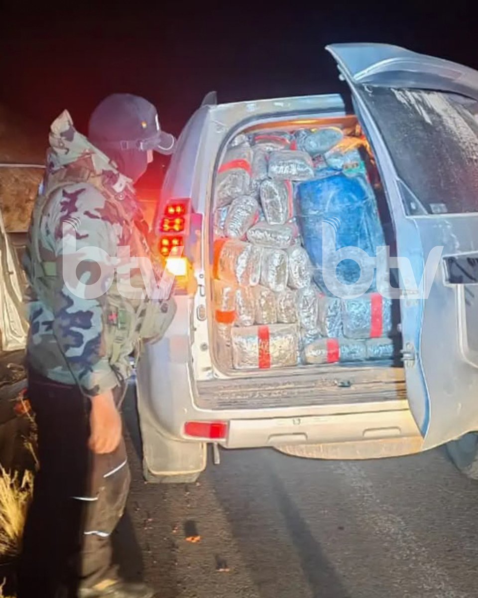 Canal_BoliviaTV's tweet photo. 🚔🌿 Golpe al narcotráfico en la carretera Oruro–Uyuni.

La FELCN secuestró más de media tonelada de marihuana que era transportada en un vehículo. En total, fueron incautados 508 paquetes de la sustancia controlada durante un operativo.

#FELCN #Oruro #Uyuni #BoliviaTv https://t.co/hP4aTs1siI