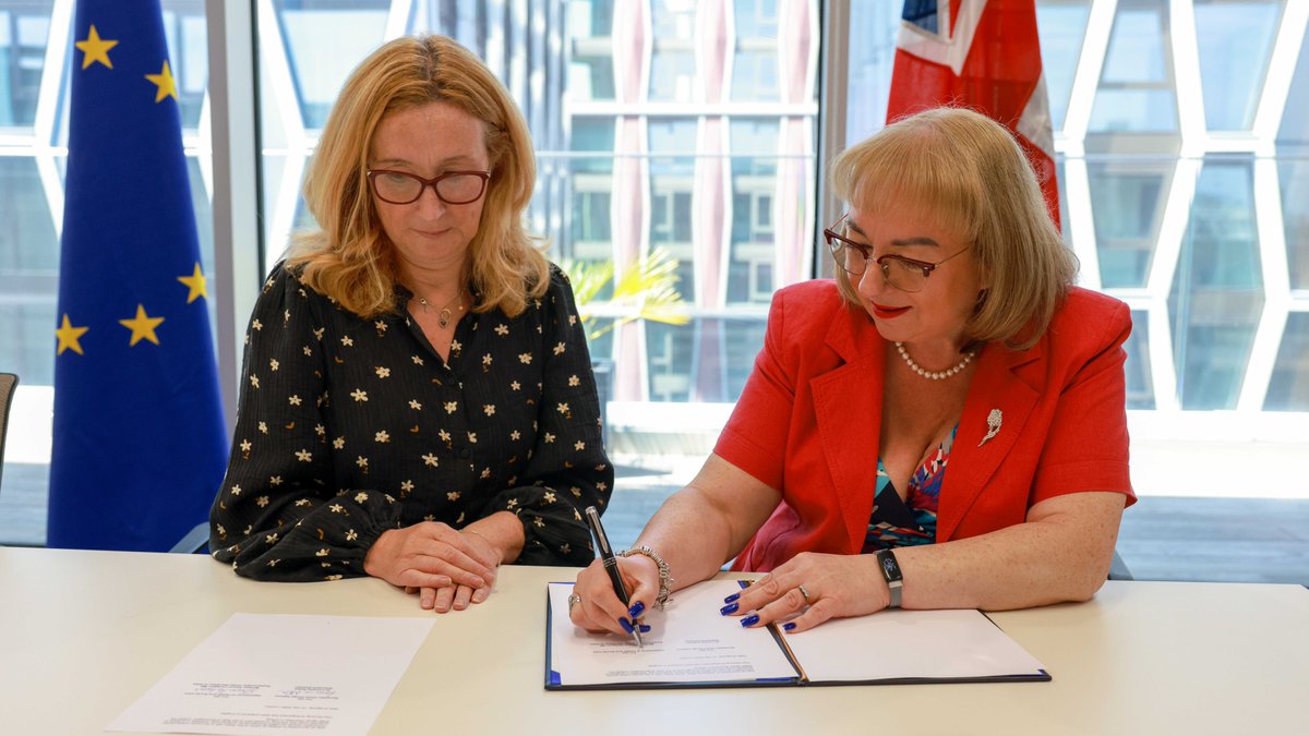 DHSCgovuk's tweet photo. We've signed a Working Arrangement with the @EUDrugsAgency to better protect public health across the UK. 🤝

The shared intelligence and early warnings will help spot dangerous substances sooner and reduce the harm they cause to our communities: https://t.co/x6HmODcSzB https://t.co/WNx9fMUrXI