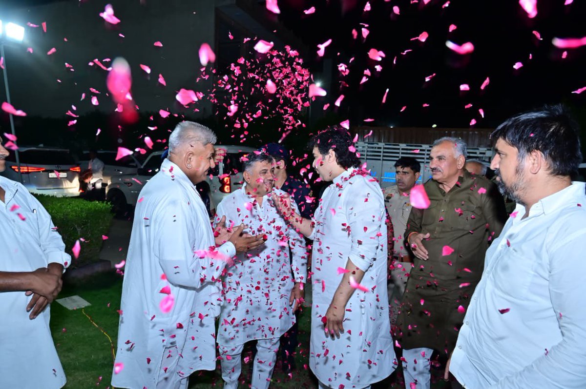 bishnoikuldeep's tweet photo. जोधपुर में समाजसेवी एवं भामाशाह श्री पप्पूराम डारा जी के गार्डन में आयोजित आत्मीय रात्रिभोज कार्यक्रम में देर रात शिरकत की इस अवसर पर समाज के अनेक वरिष्ठजन, बुद्धिजीवी एवं गणमान्य व्यक्तियों से आत्मीय मुलाकात हुई। सभी से समाज की एकता और सामाजिक उत्थान जैसे महत्वपूर्ण विषयों पर सार्थक चर्चा हुई।

मैं श्री पप्पूराम डारा जी का हृदय से आभार व्यक्त करता हूँ, जिन्होंने इतनी आत्मीयता और गरिमापूर्ण व्यवस्था के साथ इस कार्यक्रम का आयोजन किया। साथ ही कार्यक्रम में उपस्थित सभी सम्मानित वरिष्ठजनों, समाजबंधुओं का भी दिल की गहराइयों से धन्यवाद, जिन्होंने अपने बहुमूल्य समय और स्नेह से इस आयोजन को यादगार बना दिया।🙏🏻