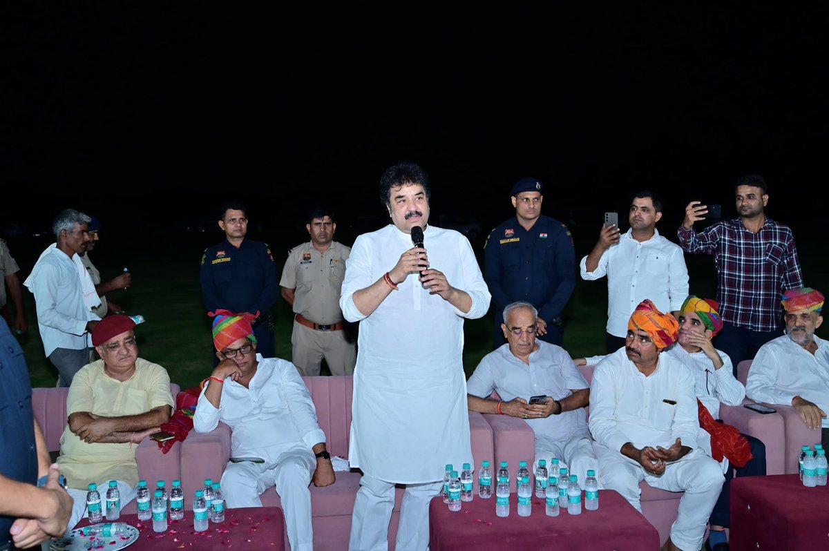 bishnoikuldeep's tweet photo. जोधपुर में समाजसेवी एवं भामाशाह श्री पप्पूराम डारा जी के गार्डन में आयोजित आत्मीय रात्रिभोज कार्यक्रम में देर रात शिरकत की इस अवसर पर समाज के अनेक वरिष्ठजन, बुद्धिजीवी एवं गणमान्य व्यक्तियों से आत्मीय मुलाकात हुई। सभी से समाज की एकता और सामाजिक उत्थान जैसे महत्वपूर्ण विषयों पर सार्थक चर्चा हुई।

मैं श्री पप्पूराम डारा जी का हृदय से आभार व्यक्त करता हूँ, जिन्होंने इतनी आत्मीयता और गरिमापूर्ण व्यवस्था के साथ इस कार्यक्रम का आयोजन किया। साथ ही कार्यक्रम में उपस्थित सभी सम्मानित वरिष्ठजनों, समाजबंधुओं का भी दिल की गहराइयों से धन्यवाद, जिन्होंने अपने बहुमूल्य समय और स्नेह से इस आयोजन को यादगार बना दिया।🙏🏻