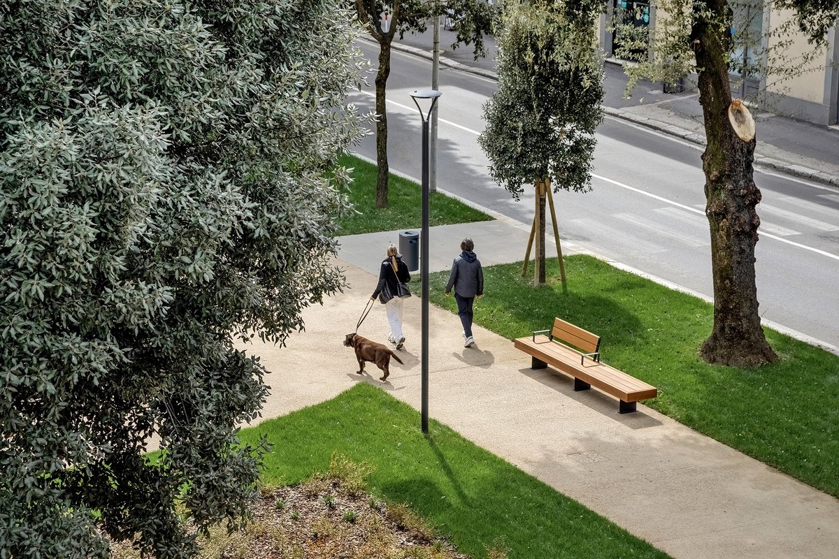 METALOCUS's tweet photo. Destinado a reconectar el centro histórico con las áreas circundantes de expansión urbana, el sistema verde lineal se caracteriza por una disposición geométrica compuesta principalmente por una secuencia repetida de parterres rectangulares y circulares flanqueados por avenidas arboladas.