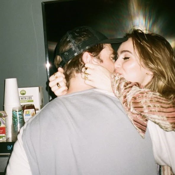pattinsonphotos's tweet photo. Suki Waterhouse included a sweet thank-you to Robert Pattinson in the acknowledgements of her new album, Loveland 🥰

"Thank you to Rob for being the most gorgeous and always having my back. I love you and our daughter more than anything in the world."

(via @MazzMelanie) https://t.co/OmsCi0SZmo