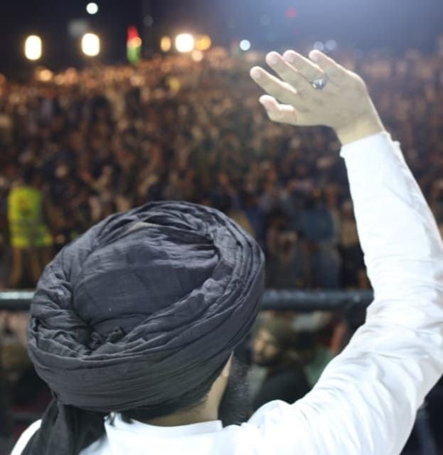 abrb_0's tweet photo. اس نے حق کی جانب رخ کیا 
تاکہ بلندیوں تک رسائی حاصل کر سکے

تب حق نے اسے اپنے ہاتھوں میں لیا
اسے روندا،پٹخا، پیسا،چھانا، گوندھا اور نرم کیا 
پھر اسے آگ کی آزمائش سے گزارا

یقینا حق ثابت ہو کر رہے گا
ظلم و جارحیت کے علم بردار تمہارے ہاتھوں ہی اپنے انجام بد کو پہنچیں گے
ان شااللہ https://t.co/anw1QiCm4a