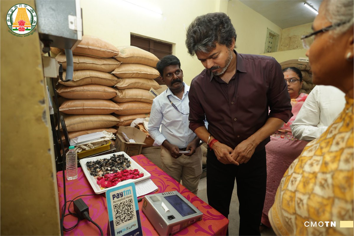 CMOTamilnadu's tweet photo. மாண்புமிகு தமிழ்நாடு முதலமைச்சர் திரு.ச.ஜோசப் விஜய் அவர்கள் பெரம்பூர் சட்டமன்றத் தொகுதியில் அமைந்துள்ள எம்.கே.பி. நகர், சிந்தாமணி கூட்டுறவு நியாய விலைக்கடையில் தமிழ்நாடு முழுவதும் 73,000 புதிய மின்னணு குடும்ப அட்டைகள் வழங்கும் நிகழ்வைத் தொடங்கி வைத்து, குடும்ப அட்டைதாரர்களுக்கு அரிசி மற்றும் இதர உணவுப் பொருட்களை வழங்கினார்.

#CMJosephVijay‌