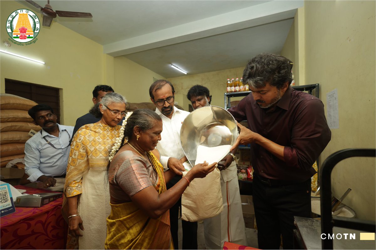 CMOTamilnadu's tweet photo. மாண்புமிகு தமிழ்நாடு முதலமைச்சர் திரு.ச.ஜோசப் விஜய் அவர்கள் பெரம்பூர் சட்டமன்றத் தொகுதியில் அமைந்துள்ள எம்.கே.பி. நகர், சிந்தாமணி கூட்டுறவு நியாய விலைக்கடையில் தமிழ்நாடு முழுவதும் 73,000 புதிய மின்னணு குடும்ப அட்டைகள் வழங்கும் நிகழ்வைத் தொடங்கி வைத்து, குடும்ப அட்டைதாரர்களுக்கு அரிசி மற்றும் இதர உணவுப் பொருட்களை வழங்கினார்.

#CMJosephVijay‌
