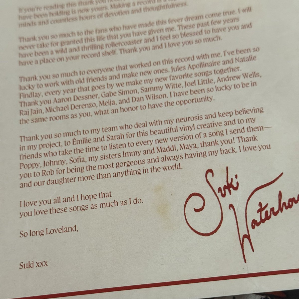 pattinsonphotos's tweet photo. Suki Waterhouse included a sweet thank-you to Robert Pattinson in the acknowledgements of her new album, Loveland 🥰

"Thank you to Rob for being the most gorgeous and always having my back. I love you and our daughter more than anything in the world."

(via @MazzMelanie) https://t.co/OmsCi0SZmo