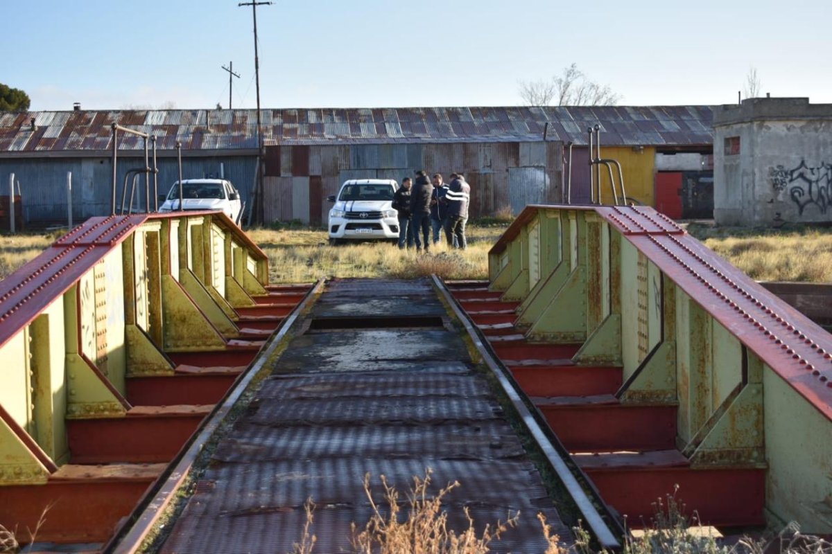 CRONICAFERROVIA's tweet photo. Santa Cruz: Autoridades nacionales del transporte y directivos Trenes Argentinos relevaron la traza del ramal ferroviario Puerto Deseado – Las Heras

https://t.co/e66iNX9W3Z https://t.co/gsmMxoe27p
