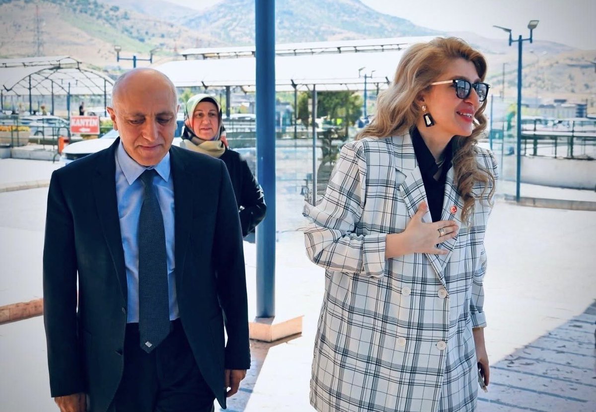 SiracOlmeztoprk's tweet photo. 📍 Turgut Özal Tıp Merkezi | Başhekimlik Ziyareti 

📌 Turgut Özal Tıp Merkezi Başhekimi Sayın Prof. Dr. Erol Karaaslan’ı ziyaret ederek, Malatya’mızın sağlık altyapısı, vatandaşlarımıza sunulan sağlık hizmetleri ve sağlık alanında yürütülen çalışmalar üzerine istişarelerde bulunduk.

🩺 Sağlık hizmetlerinde güçlü bir altyapı ve nitelikli sağlık personeli, hemşehrilerimizin kaliteli, hızlı ve erişilebilir sağlık hizmetine ulaşmasının en önemli unsurlarıdır. Turgut Özal Tıp Merkezimiz sadece Malatya’mıza değil, çevre illere ve Orta Doğu’dan gelen hastalara da hizmet sunan, sağlık alanında uluslararası düzeyde önemli bir konuma sahip en önemli sağlık kuruluşlarımızdan biri olarak büyük bir sorumluluk üstlenmektedir.

🤝 Sağlık alanındaki ihtiyaç ve taleplerin yakından takip edilmesi, hemşehrilerimizin sağlık hizmetlerinden en etkin şekilde faydalanabilmesi ve sağlık altyapımızın daha da güçlendirilmesine yönelik her çalışmanın destekçisi olmaya devam edeceğiz. Fedakârca görev yapan tüm sağlık çalışanlarımıza emekleri ve özverileri dolayısıyla teşekkür ediyor, çalışmalarında başarılar diliyoruz.

🤝 Ziyaretimizde AK Parti İl Başkan Yardımcımız ve İl Yönetim Kurulu Üyemiz bizlere eşlik etti. Ayrıca misafirperverlikleri dolayısıyla Turgut Özal Tıp Merkezi Başhekimimiz Sayın Prof. Dr. Erol Karaaslan’a teşekkür ediyor, çalışmalarında kolaylıklar diliyoruz.